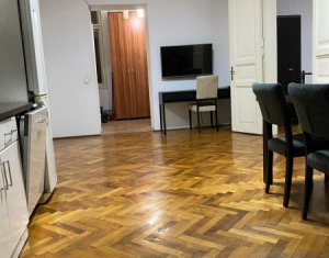 Apartament cu 3 camere, decomandat, Centru, 90 mp