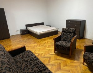 Apartament cu 3 camere, decomandat, Centru, 90 mp