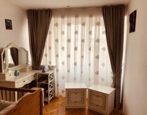 Apartament cu 3 camere, decomandat, 2 bai, 2 balcoane, strada Titulescu