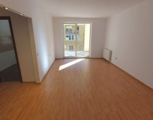 Vanzare apartament 2 camere, nemobilat, etaj intermediar, strada Porii