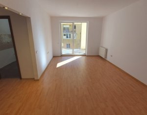 Vanzare apartament 2 camere, nemobilat, etaj intermediar, strada Porii