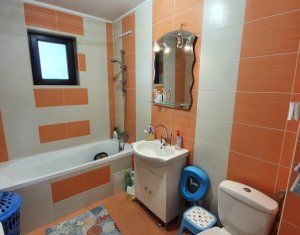 Apartament cu 3 camere, suprafata generoasa, strada Florilor, Floresti