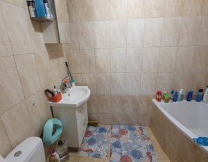 Apartament cu 3 camere, suprafata generoasa, strada Florilor, Floresti