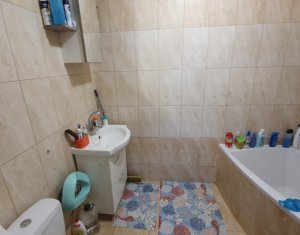 Apartament cu 3 camere, suprafata generoasa, strada Florilor, Floresti