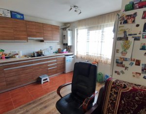 Apartament cu 3 camere, suprafata generoasa, strada Florilor, Floresti