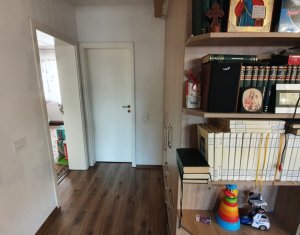 Apartament cu 3 camere, suprafata generoasa, strada Florilor, Floresti