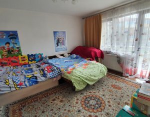 Apartament cu 3 camere, suprafata generoasa, strada Florilor, Floresti