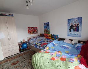 Apartament cu 3 camere, suprafata generoasa, strada Florilor, Floresti