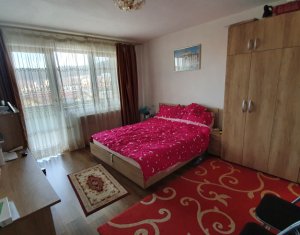 Apartament cu 3 camere, suprafata generoasa, strada Florilor, Floresti