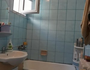 Apartament cu 3 camere, semidecomandat, 44 mp, zona Primaverii