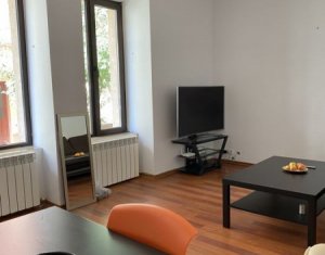 Apartament pe 2 niveluri, 80 mp, la casa, curte comuna, Centru