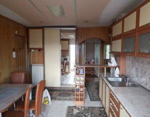 Apartament 3 camere+2 bai, decomandat, etaj intermediar, zona strazii Primaverii