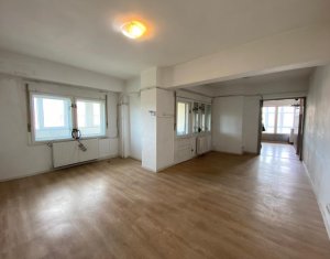 Apartament 3 camere, 77 mp, 2 bai, logie, 2 balcoane, garaj 22 mp, Centru