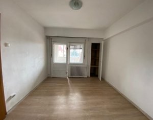 Apartament 3 camere, 77 mp, 2 bai, logie, 2 balcoane, garaj 22 mp, Centru