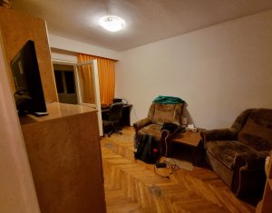 Apartament cu 3 camere, 3 balcoane, 2 bai pe Titulescu, zona Cipariu