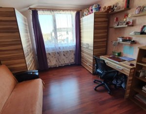 Apartament cu 3 camere, strada Tineretului, complex privat