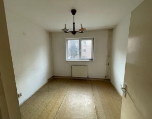 Apartament 4 camere, 2 bai,et.1,decomandat,2 balcoane,z.Cinema Marasti