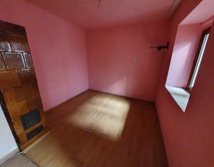 Apartament 2 camere, semidecomandate, demisol, central 