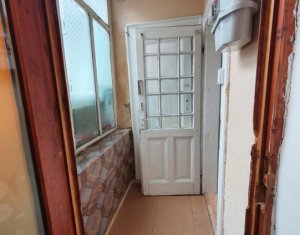 Apartament 2 camere, semidecomandate, demisol, central 