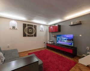 Apartament cu 3 camere semidecomandate, 75 mp total, zona centrala