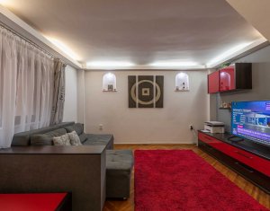 Apartament cu 3 camere semidecomandate, 75 mp total, zona centrala