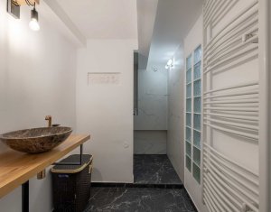 Apartament cu 3 camere semidecomandate, 75 mp total, zona centrala