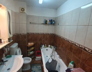 Apartament cu 3 camere, terasa 40 mp, strada Eroilor, Floresti