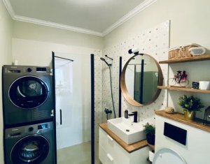 Apartament ultrafinisat, 2 camere, balcon, loc de parcare, zona Andrei Muresanu