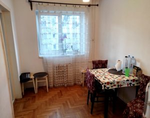 Apartament 4 camere, semidecomandat, 56 mp, zona Peana