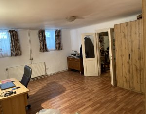 Apartament in imobil interbelic, D+P, 139 mp, zona centrala