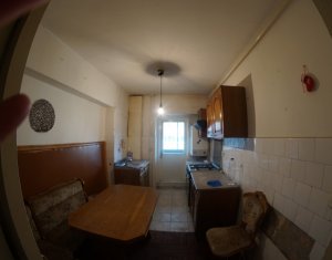 Vanzare apartament 3 camere, etaj 1, balcon 20mp, zona Mogosoaia