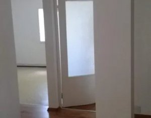 Apartament 4 camere decomandate, la etaj 2/4, strada Anina