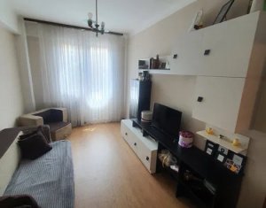 Zona strazii Horea - vanzare apartament 3 camere, decomandat, renovat