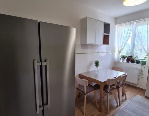 Apartament cu 3 camere, etaj intermediar, parcare, Sopor, Mega Image