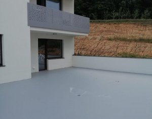 Apartament cu trei camere camere, finisat, terasa 98 mp, Sub Cetate