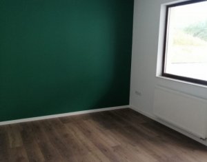 Apartament cu trei camere camere, finisat, terasa 98 mp, Sub Cetate