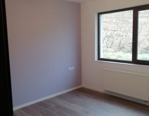 Apartament cu trei camere camere, finisat, terasa 98 mp, Sub Cetate