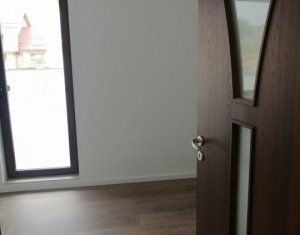 Apartament cu trei camere camere, finisat, terasa 98 mp, Sub Cetate