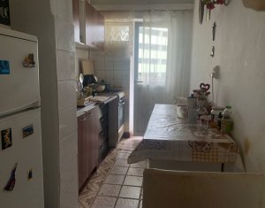 Apartament 4 camere, decomandat, zona La Terenuri