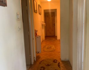 Apartament 4 camere, decomandat, zona La Terenuri