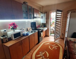 Apartament cu doua camere, decomandat, zona strazii Catanelor