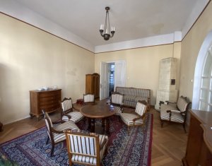 Apartament in cladire istorica, 84 m2 utili, acces la curte frumos amenajata