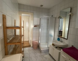 Apartament in cladire istorica, 84 m2 utili, acces la curte frumos amenajata