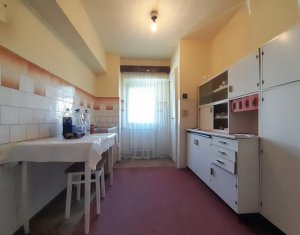 Apartament cu 3 camere, decomandat, strada Bucuresti