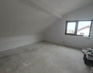 Apartament cu trei camere, semifinisat, strada Sub Cetate