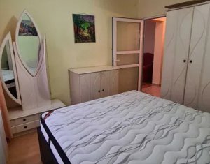 Apartament de vanzare, 3 camere, semidecomandat, zona semicentrala, cu garaj