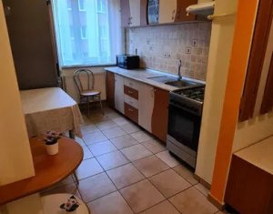 Apartament de vanzare, 3 camere, semidecomandat, zona semicentrala, cu garaj