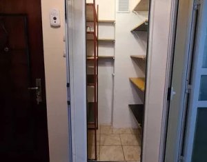 Apartament de vanzare, 3 camere, semidecomandat, zona semicentrala, cu garaj