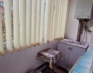 Apartament de vanzare, 3 camere, semidecomandat, zona semicentrala, cu garaj