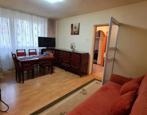 Apartament de vanzare, 3 camere, semidecomandat, zona semicentrala, cu garaj